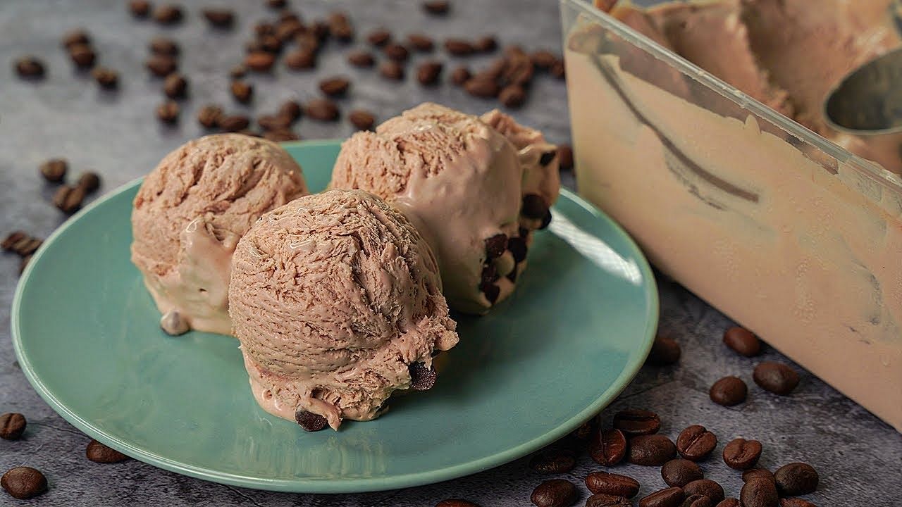 Caffeine in coffee ice cream (Image via Getty Images)